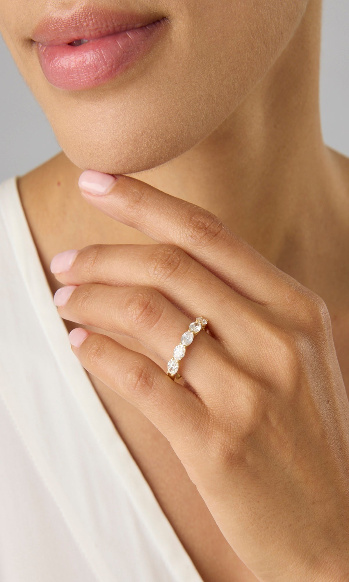 18KY Oval Diamond Halfway Band