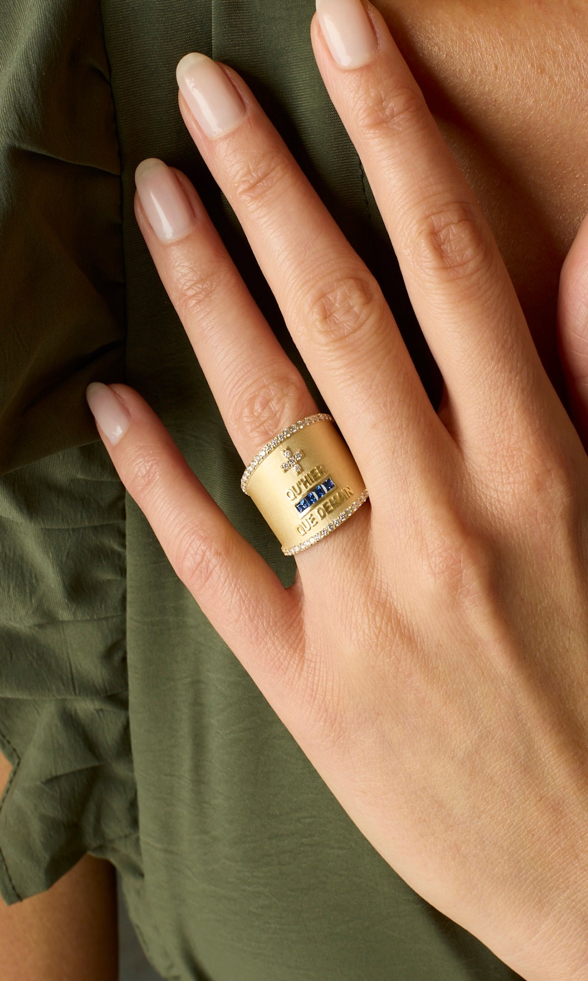 18KY Love Token Cigar Band with Blue Sapphires