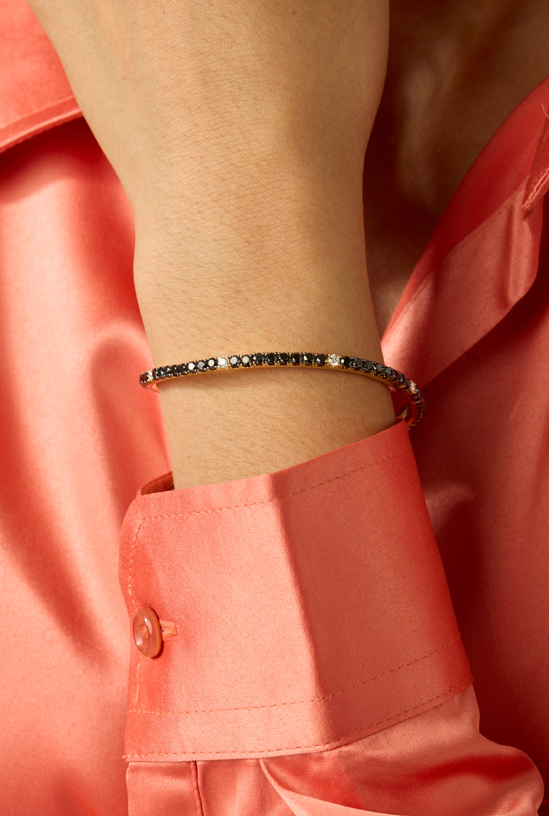 18KY Alternating Black and White Diamond Stretch Bracelet