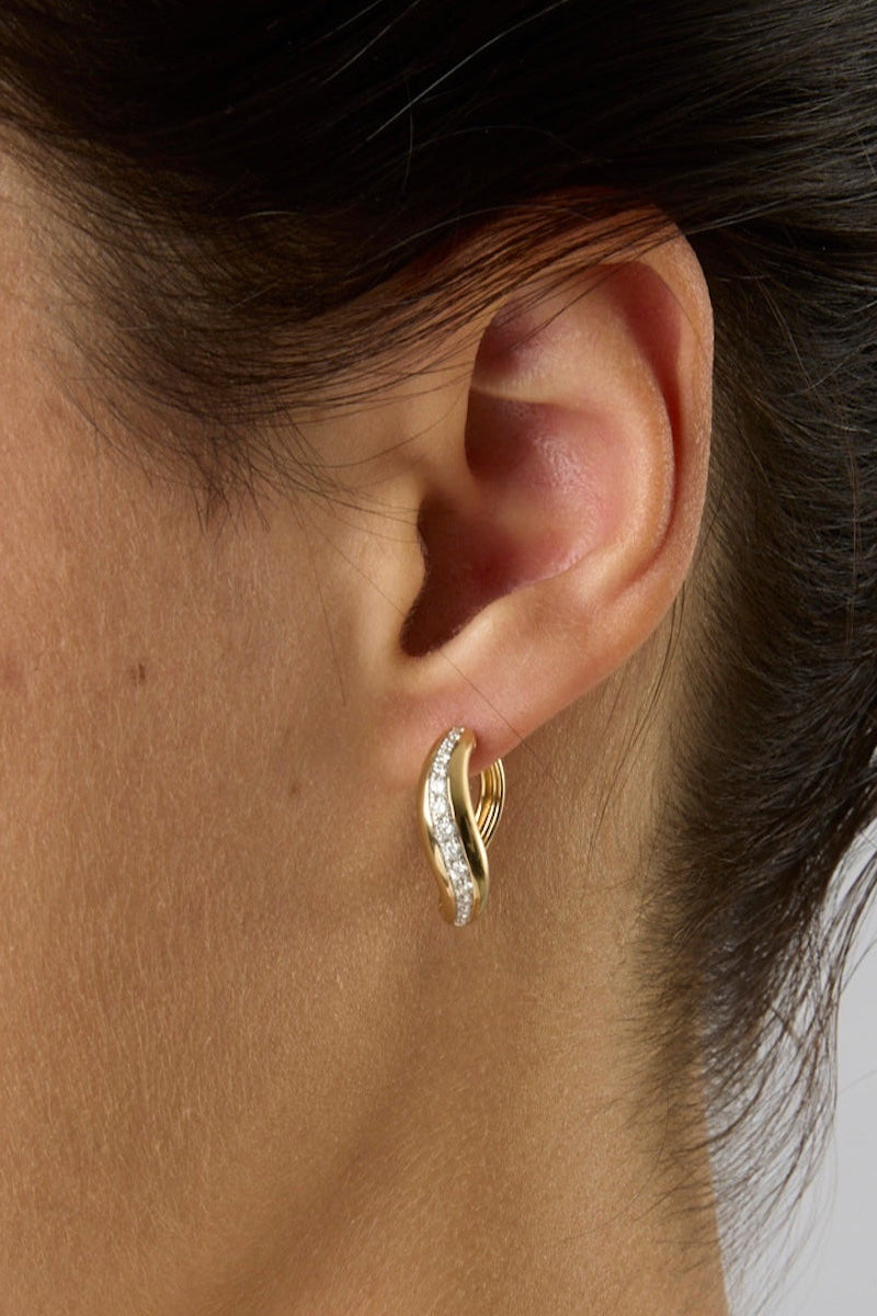 14KY Diamond Wave Huggie