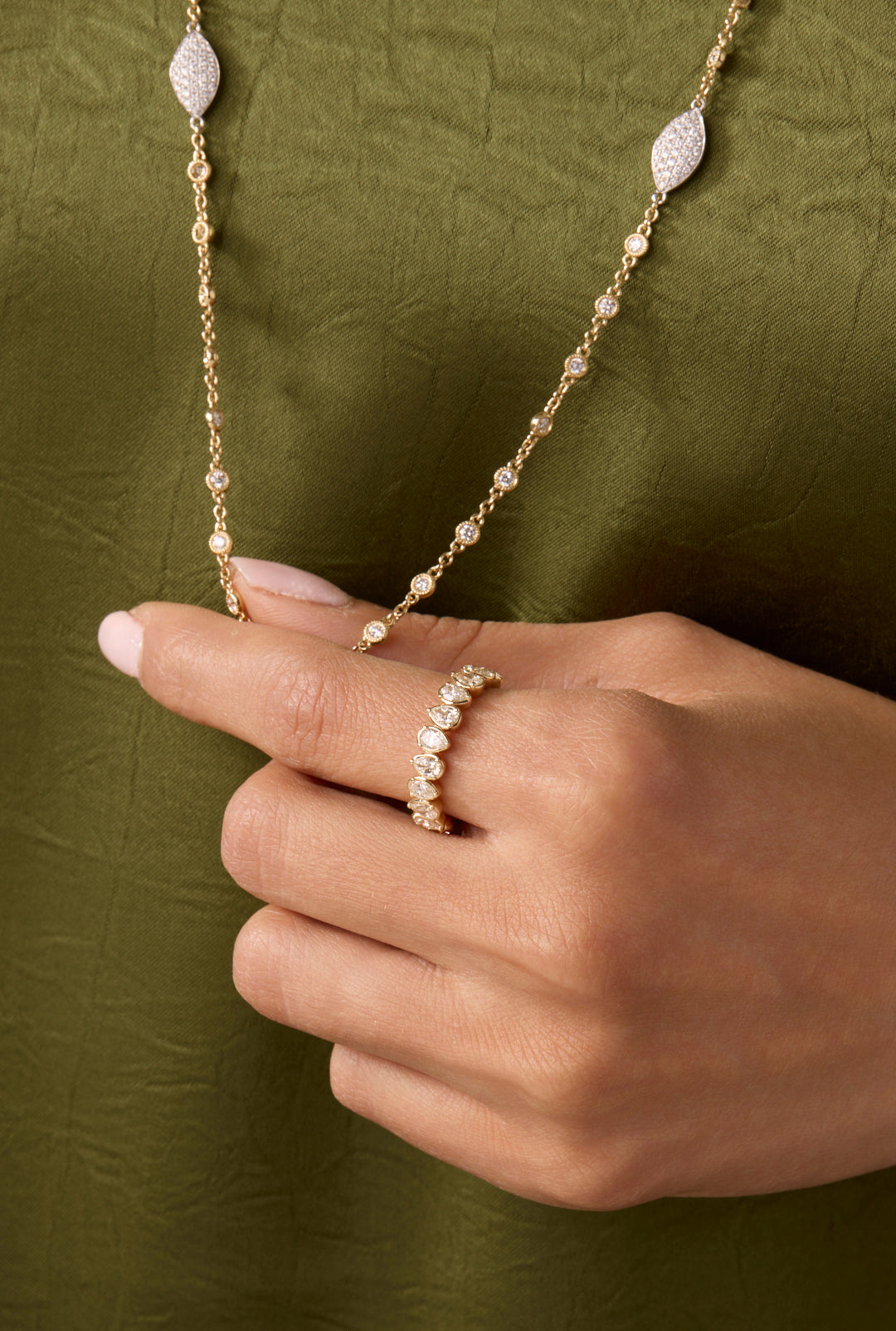 18KY Alternating Pear Air Bezel Ring