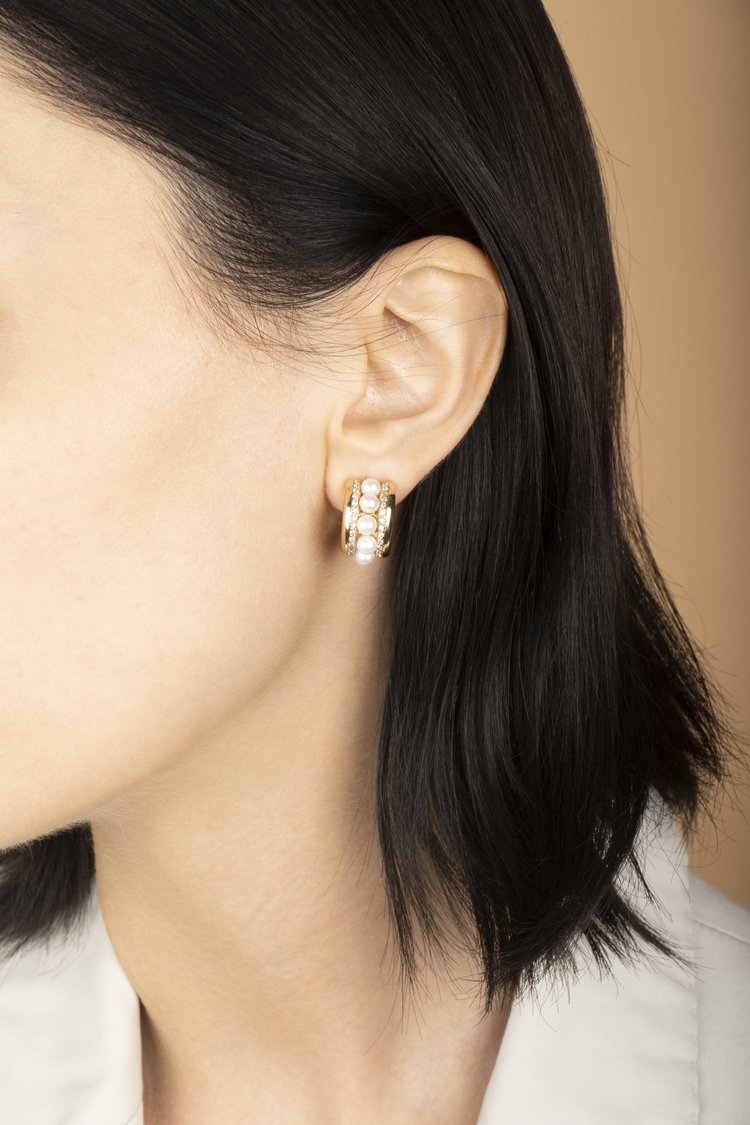 14KY Small Runway Pearl Huggies